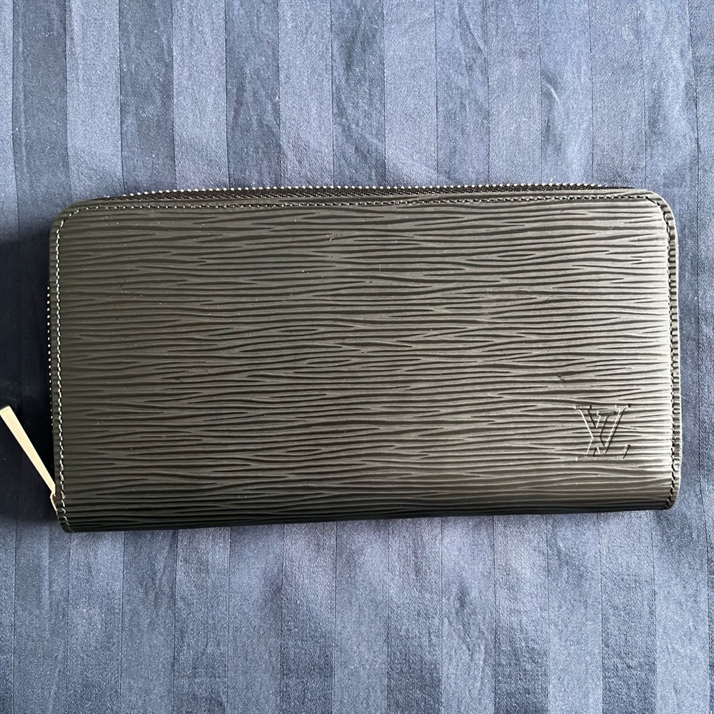 Louis Vuitton Zippy Wallet NEVER BEEN USED